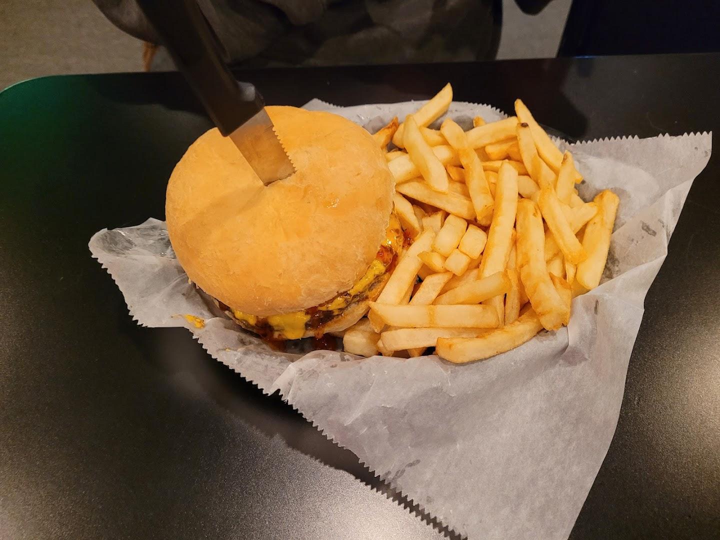 Lucky's Bar & Grille
